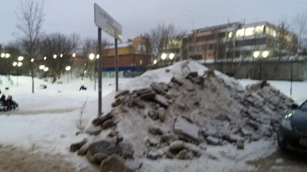 Автолюбители устроили из сквера парковку